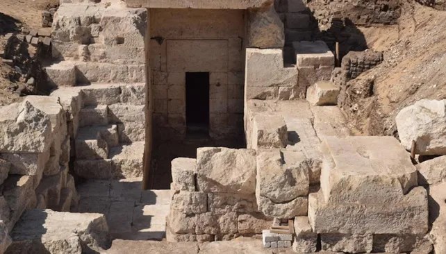  Mısır’da 2 bin yıllık gizem: Gizli bir kapı keşfedildi!