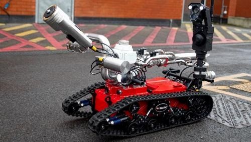 Yangına dakikada 2 ton su püskürtüyor: İngiltere’nin yeni itfaiye robotu