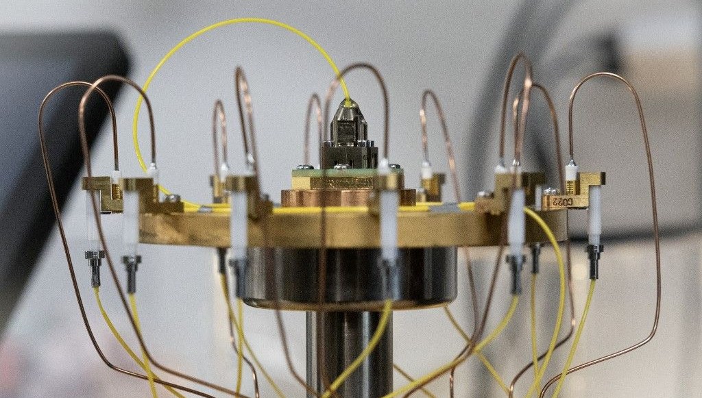 Çığır açıcı kuantum deneyi:  Şifreli sinyalleri 12 bin 900 kilometre uzağa aktardılar