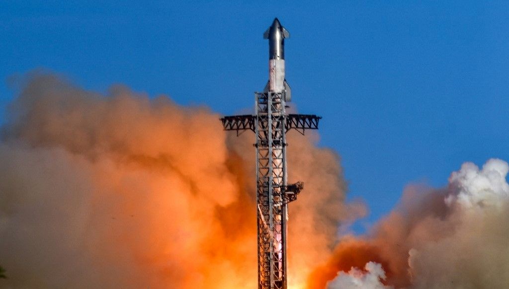 Tarihi kurtarma görevi başladı: SpaceX roketi ISS’ye yanaştı!
