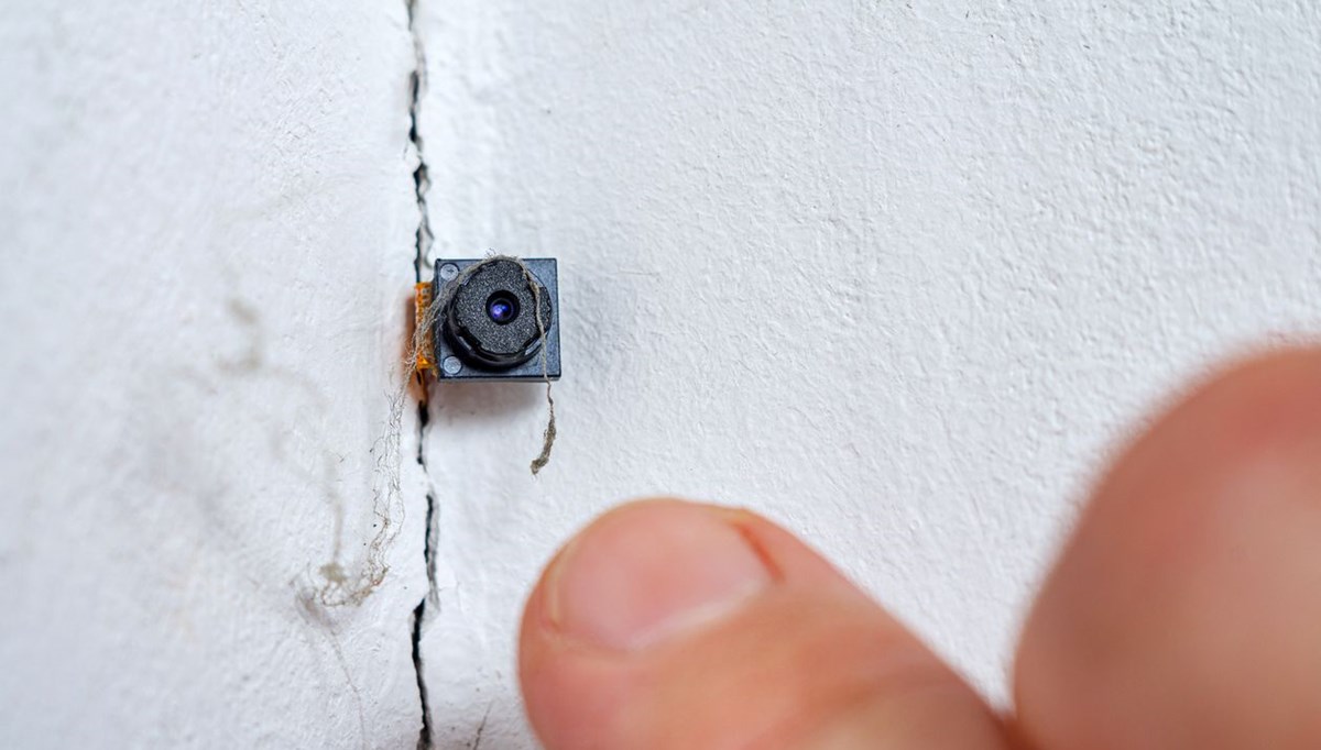 Otel odalarında gizli kamera nasıl bulunur? İşte en pratik yöntem