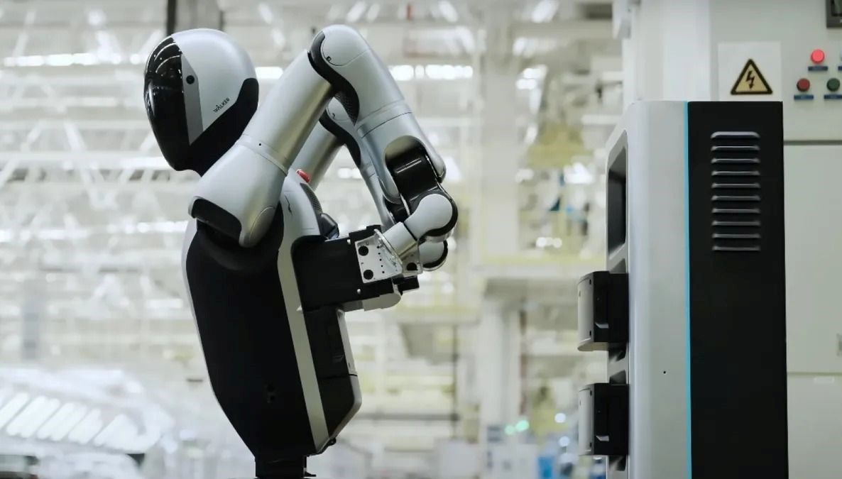 Dünyada ilk: İnsansı robot kendi bataryasını değiştirirken görüntülendi