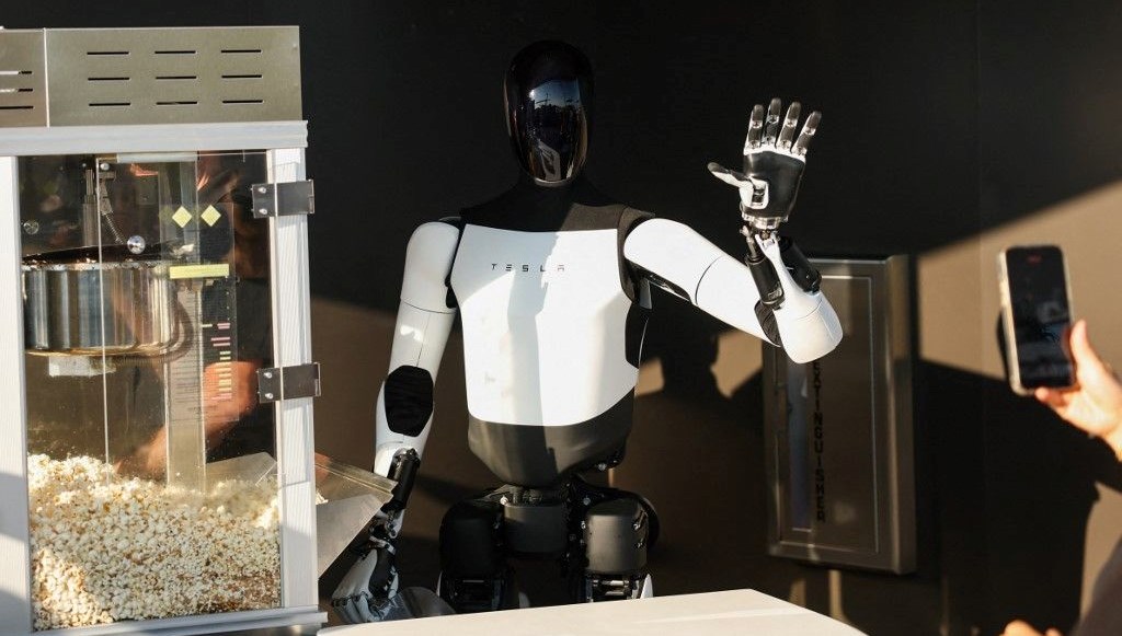 Musk’ın hayali gerçek oldu: Tesla Diner açıldı, hayranlar saatlerce sıra bekledi