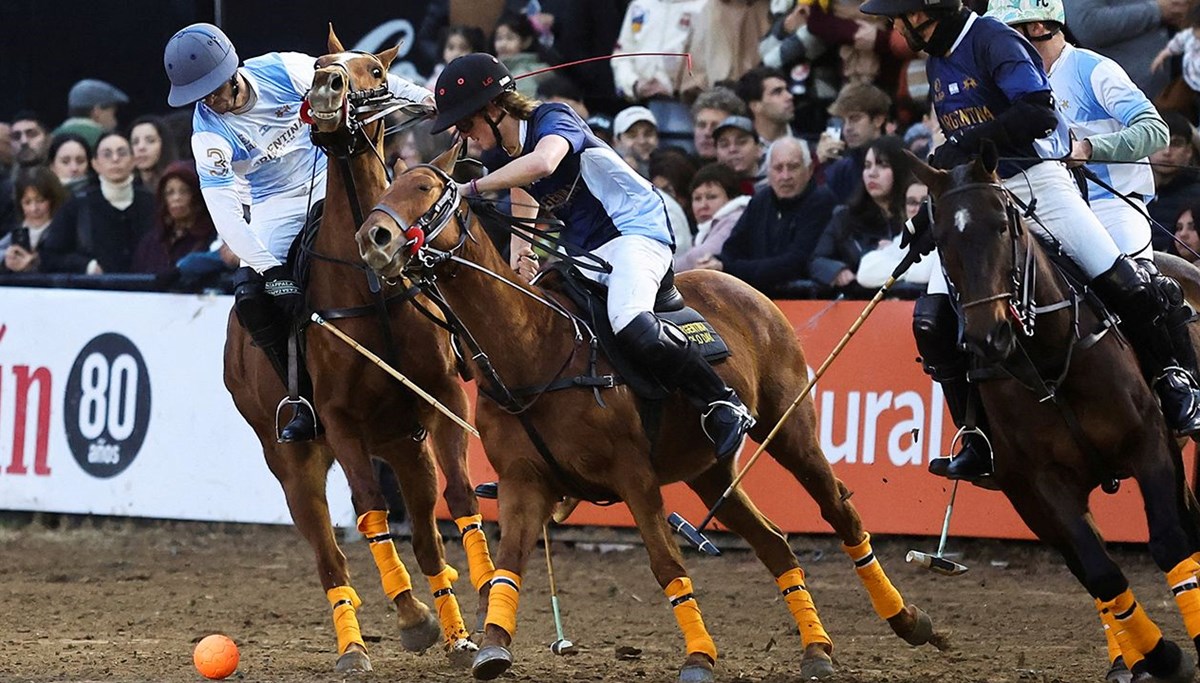 “Mutant” atlar sahada