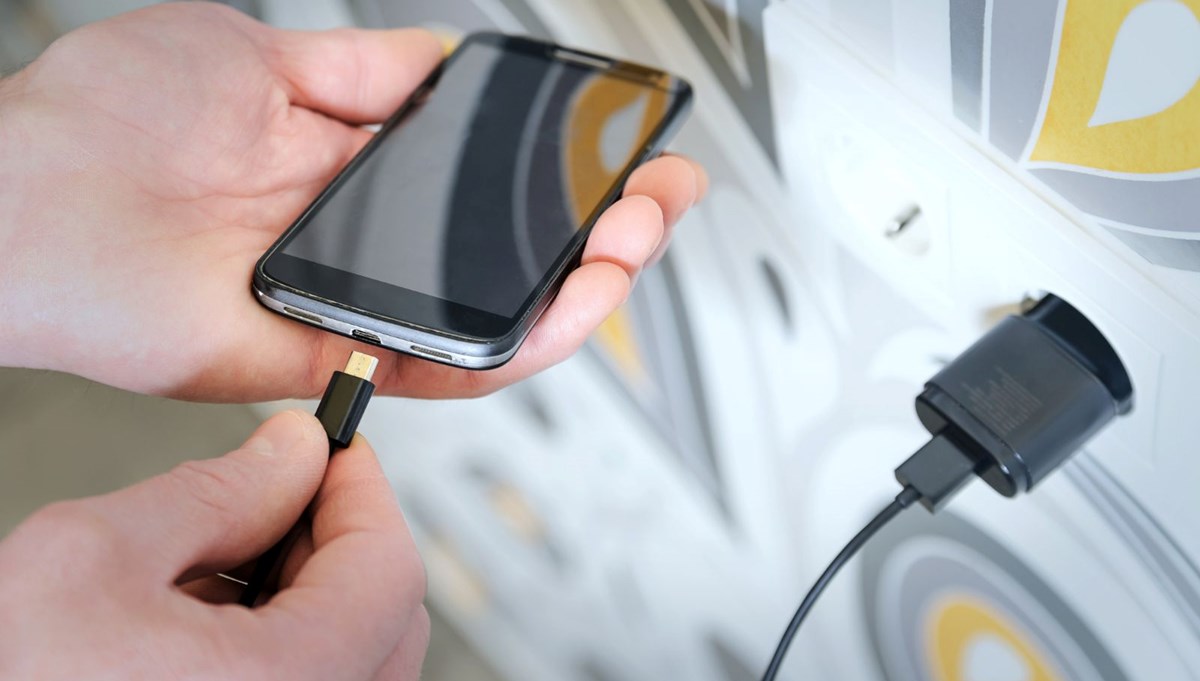 Şarj cihazını prizde bırakmak doğru mu? ”Vampir enerji” tehlike saçıyor