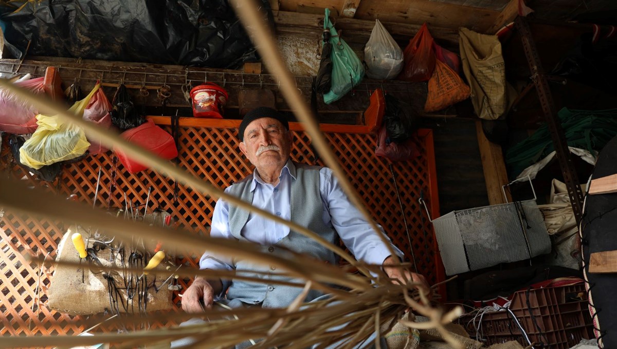 Unutulmaya yüz tutmuştu: 77 yaşındaki usta semerciliği makinayla sürdürüyor