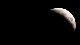 Ay’ın karanlık yüzünden şaşırtan keşif: Uzaydan gelen su ve organik izler bulundu