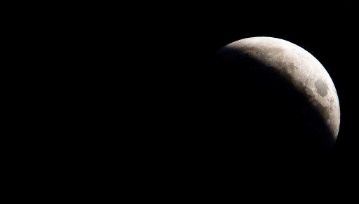 Ay’ın karanlık yüzünden şaşırtan keşif: Uzaydan gelen su ve organik izler bulundu