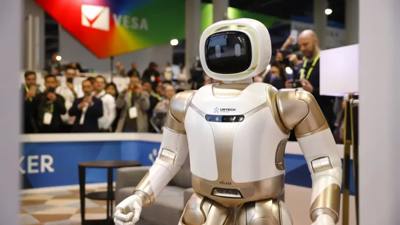  Çinli robotlar rehberliğe başlıyor: Fabrikada devriye gezecekler