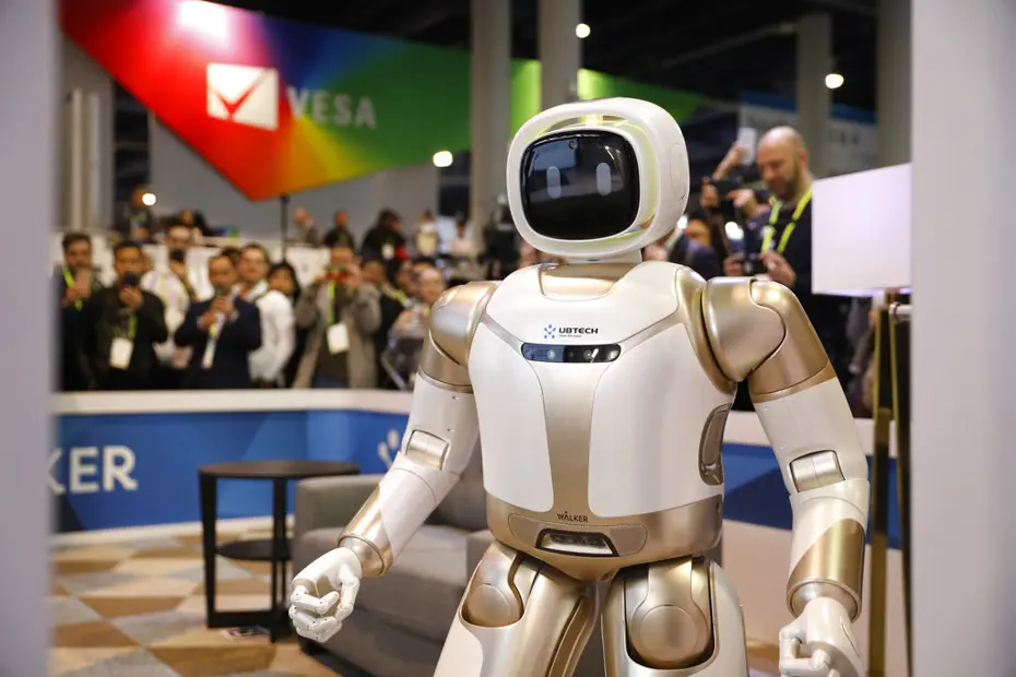 Çinli robotlar rehberliğe başlıyor: Fabrikada devriye gezecekler