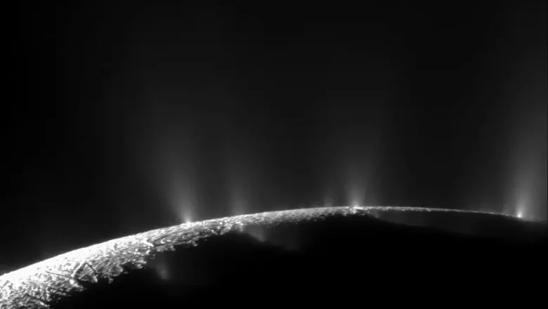 Enceladus’ta yaşanabilir mi? NASA’dan günün fotoğrafı