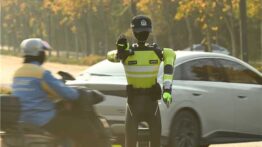 Çin’de “robot polis” dönemi başladı. Dur ihlâli yapanı tespit edip, kaydediyor
